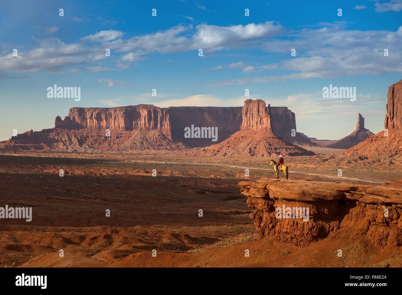 Monument Valley ist eine Region des Colorado Plateaus zeichnet sich durch ein Cluster von großen Sandstein Buttes, die größte erreichte 1.000 ft (300 m) über t Stockfoto