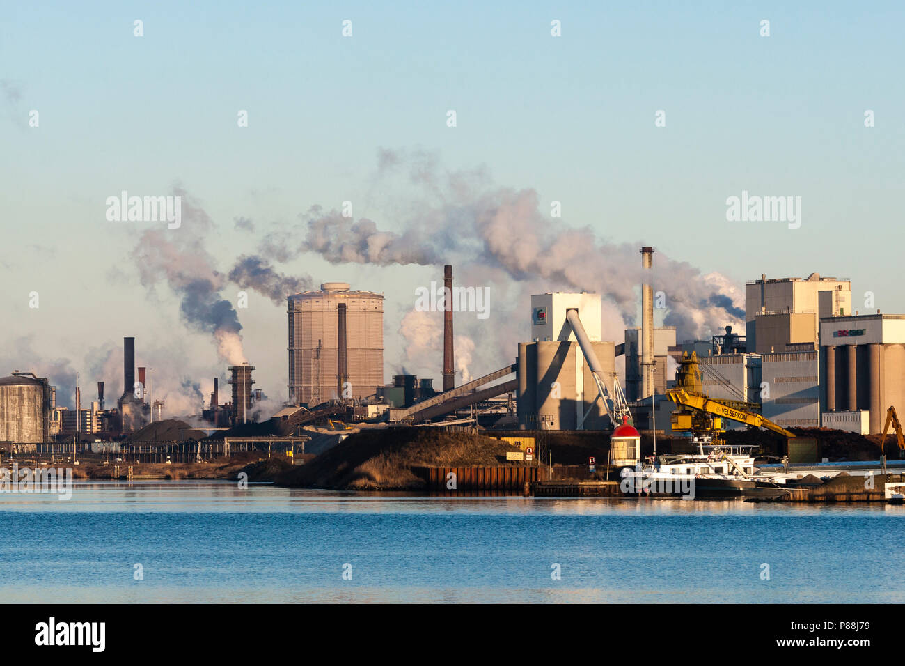 Hoogovens met rokende schoorstenen in IJmuiden; Hochöfen mit rauchenden Schloten in IJmuiden Stockfoto