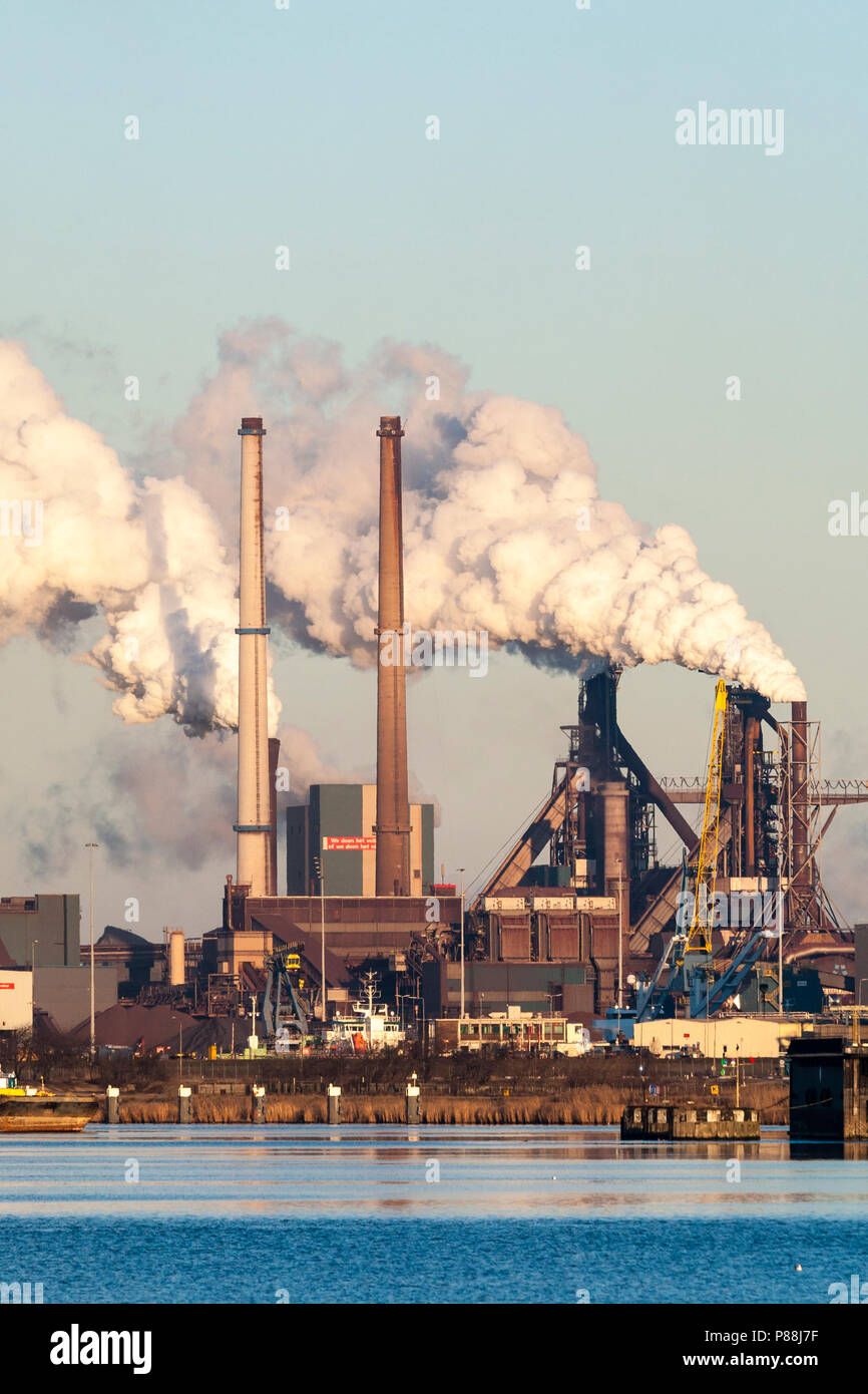 Hoogovens met rokende schoorstenen in IJmuiden; Hochöfen mit rauchenden Schloten in IJmuiden Stockfoto