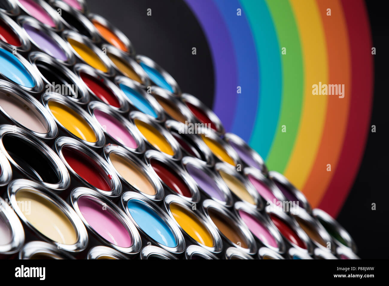 Regenbogen Farben, offenen Farbdosen Stockfoto