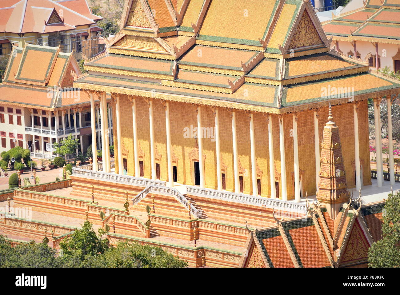 Massive buddhistischen Tempel Khmer-Cambodian Architektur des Sontte Wan-buddhistisches Meditationszentrum in Oudong, ehemalige Hauptstadt von Kambodscha Stockfoto