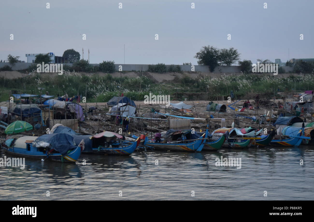 Fischerboote und Armut von muslimischen Minderheiten in Phnom Penh, Kambodscha auf dem Mekong Fluss Stockfoto