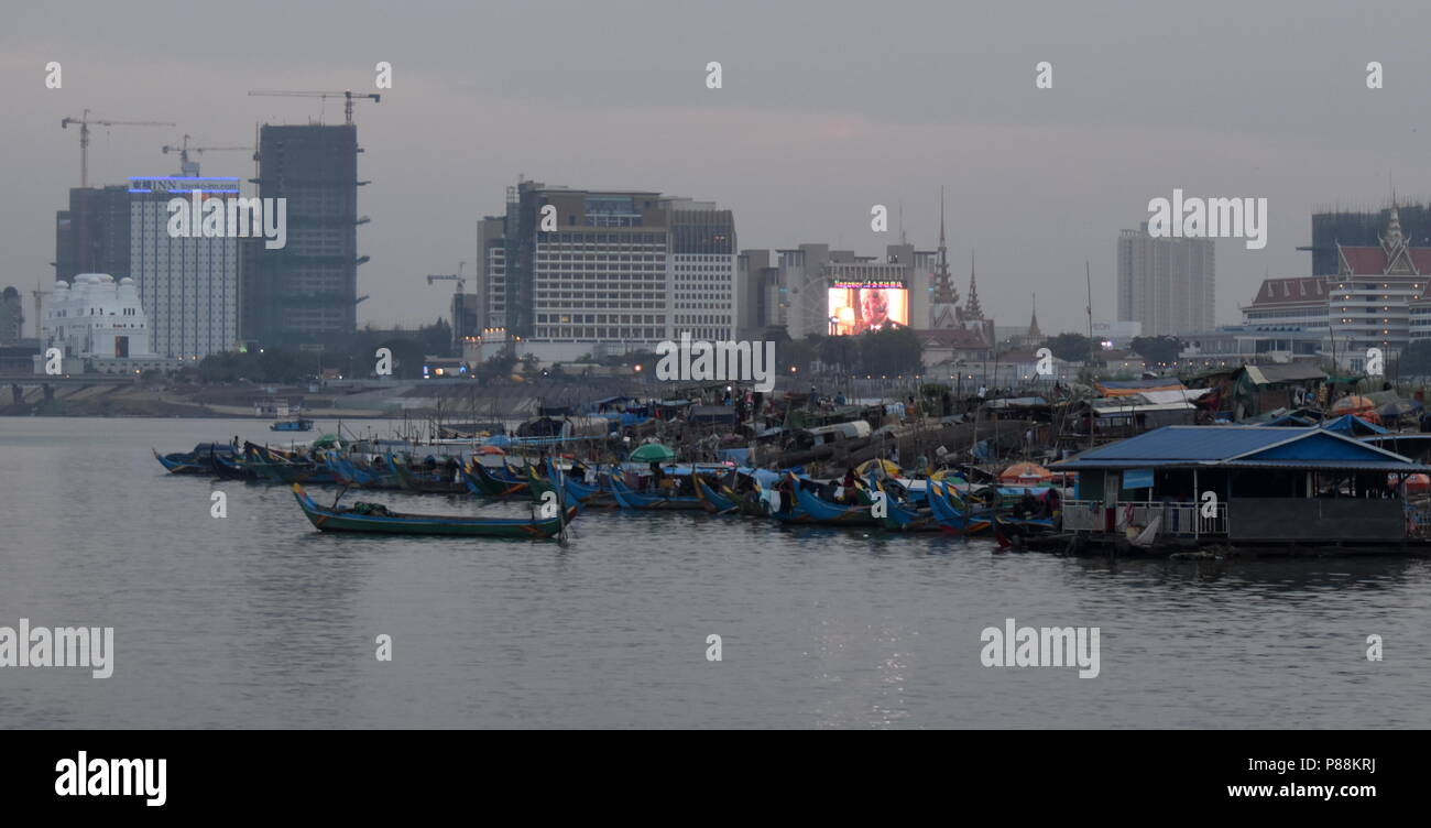 Phnom Penh Skyline: Kontrast der urbanen Landschaft im Bau und Fischerboote und Armut der muslimischen Minderheiten auf dem Mekong Fluss Stockfoto