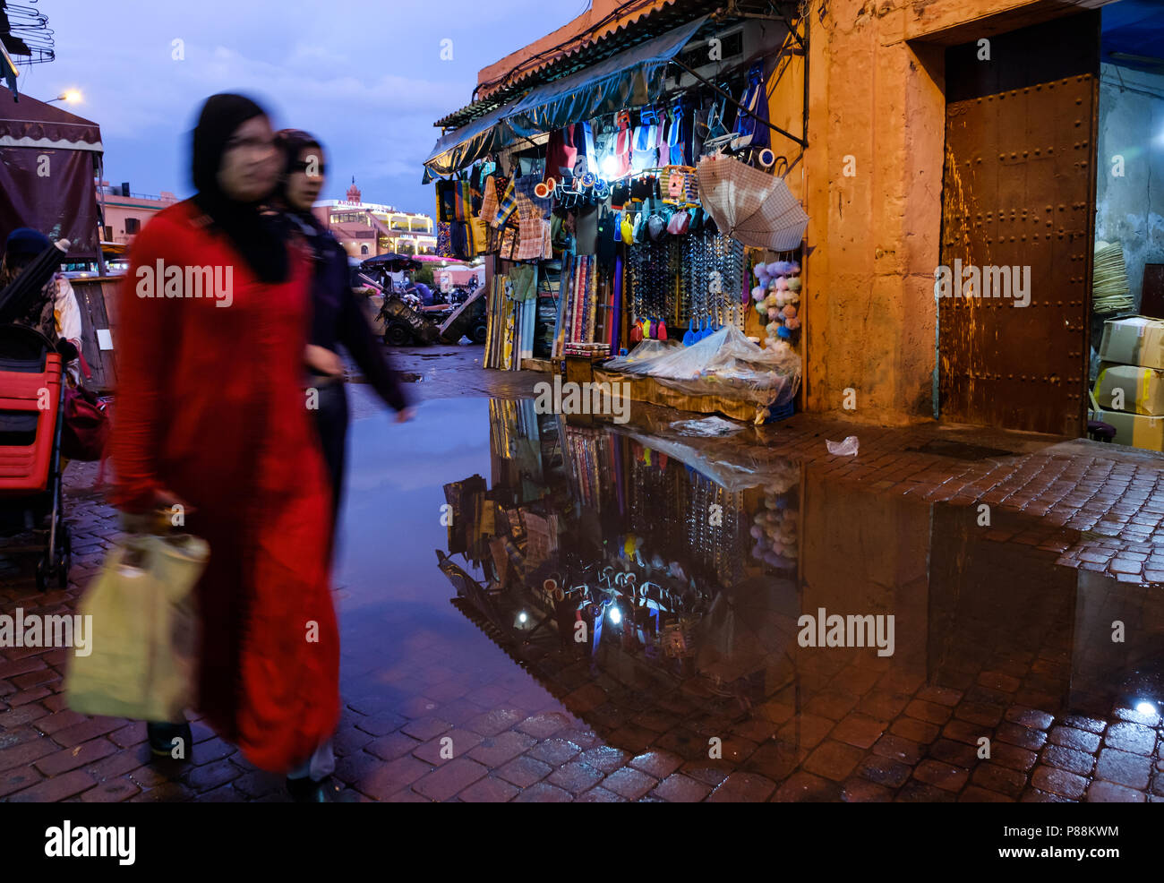 Marrakesch, Marokko - ca. April 2017: Frauen in der Nähe des Jemaa el-Fnaa Platz in Marrakesch Stockfoto