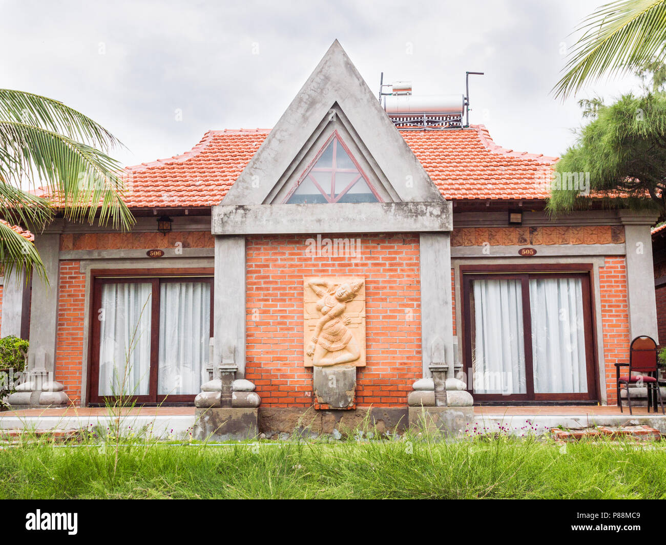 1-stöckiges Haus im orientalischen Stil mit Panoramafenstern aus rotem Backstein, mit der Gottheit. Stockfoto