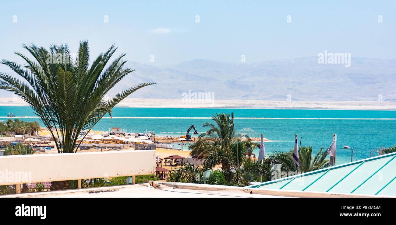 Vista des Toten Meeres Verdunstung pools und moav Berge von Jordanien aus dem Dach eines Hotels in Ein Bokek in Israel. Stockfoto