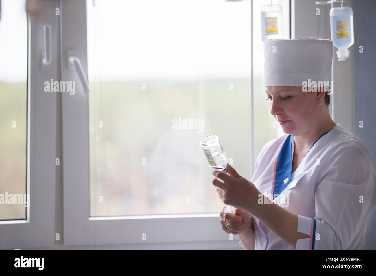 Belarus, Gomel, 24. April 2018. Die gomel Central Hospital. Eine Krankenschwester bereitet medizinische Pipetten. Stockfoto