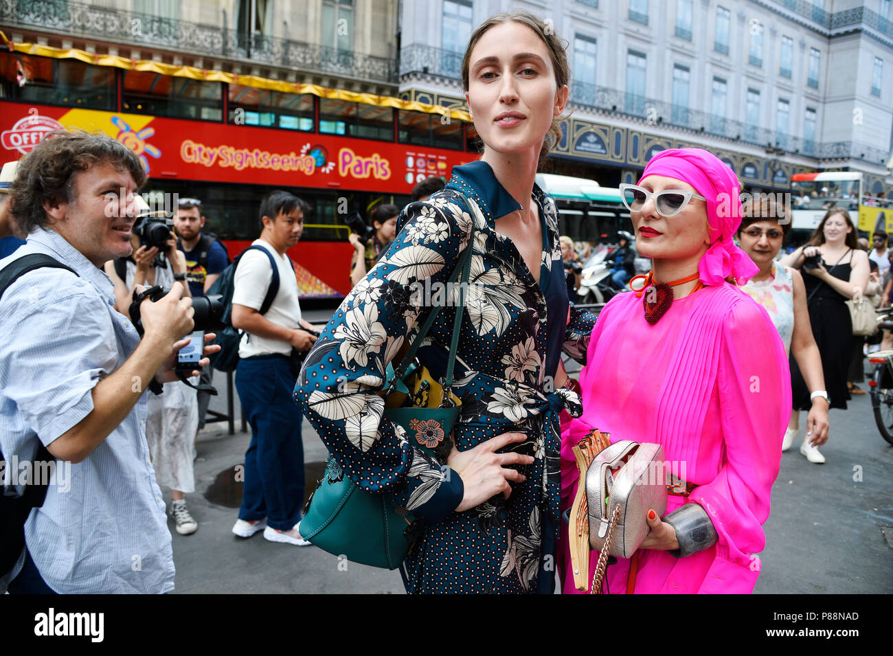 Anna Cleveland und Catherine Baba - StreetStyle außerhalb Schiaparelli - Paris Fashion Week Haute Couture Herbst-Winter 2018/2019 - Paris - Frankreich Stockfoto