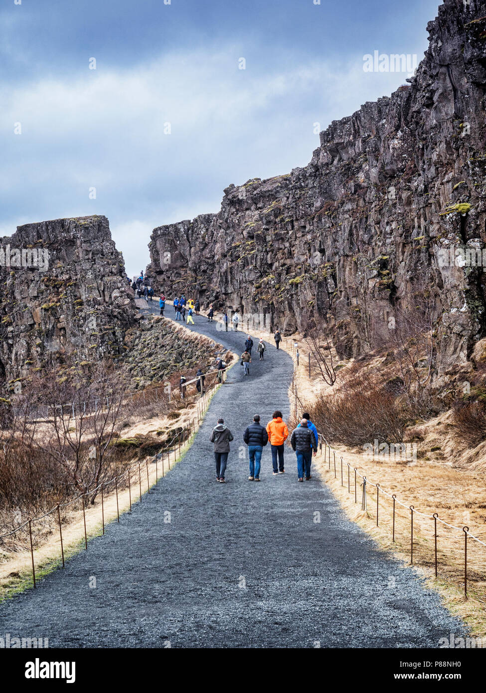 19. April 2018: Nationalpark Thingvellir, Island - Besucher wandern in der Schlucht Almannagja, die durch diesen Nationalpark, einem der größten läuft Stockfoto