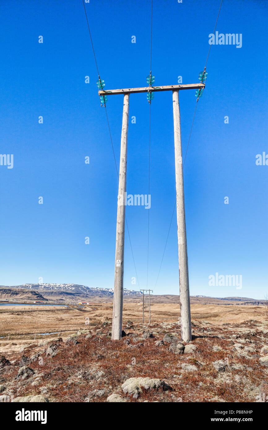 Pylone an der Südküste Islands und schönen blauen Himmel. Stockfoto