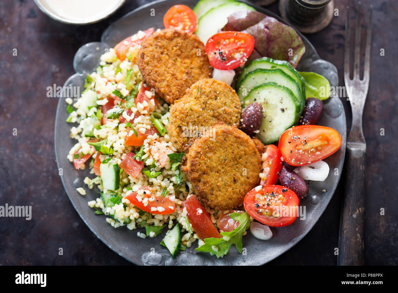 Libanesische Süßkartoffel felafel Salat mit tabbouleh & tahini Dressing Stockfoto