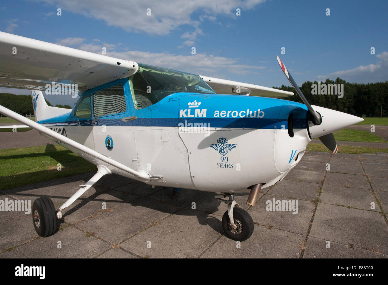 Propellervliegtuig op Flughafen-Basis one; Propellor Flugzeug am Flughafen Stockfoto