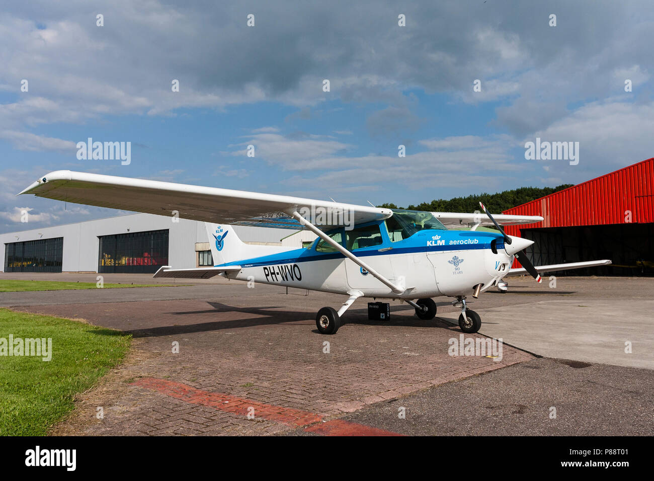 Propellervliegtuig op Flughafen-Basis one; Propellor Flugzeug am Flughafen Stockfoto