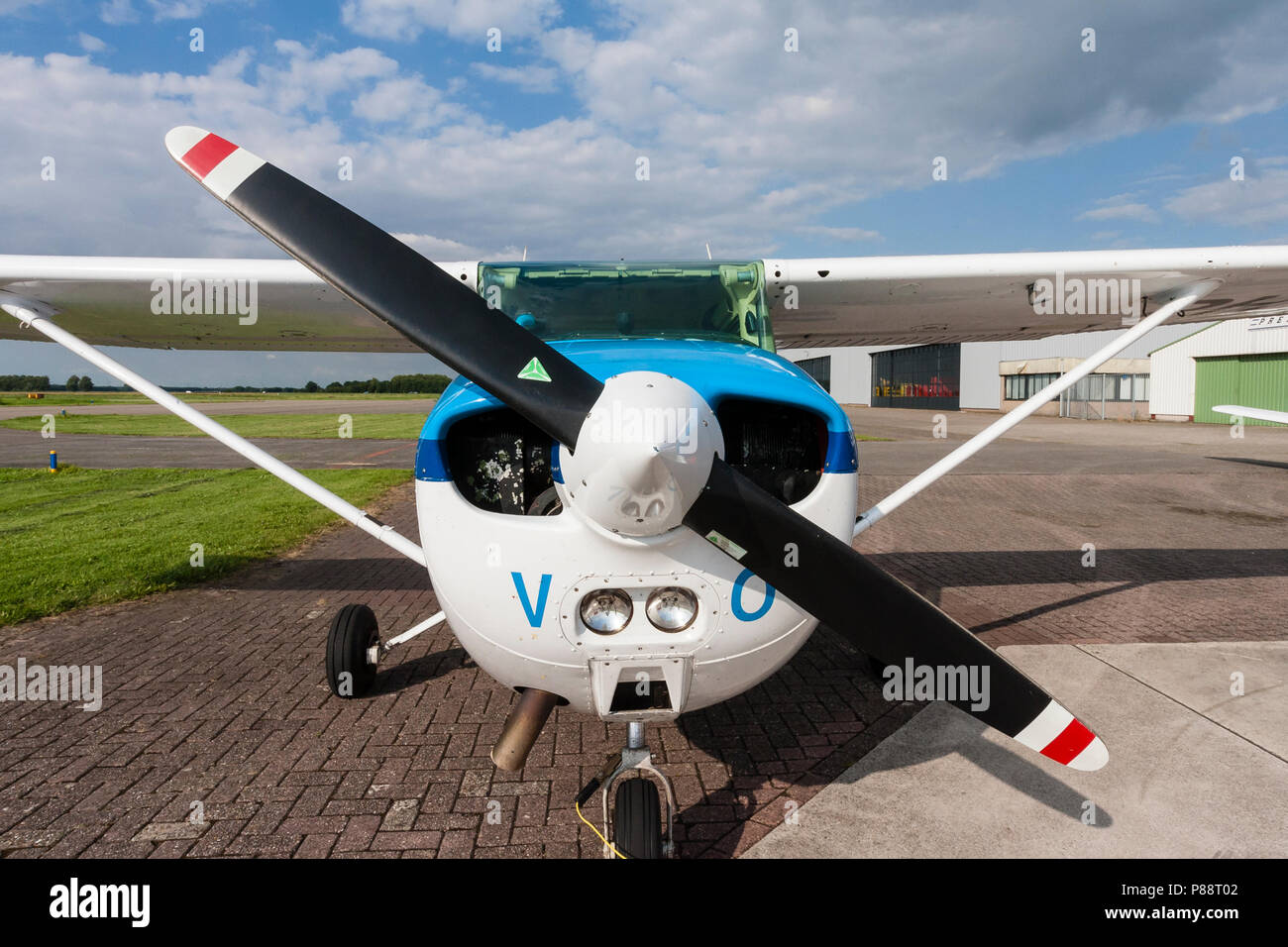 Propellervliegtuig op Flughafen-Basis one; Propellor Flugzeug am Flughafen Stockfoto