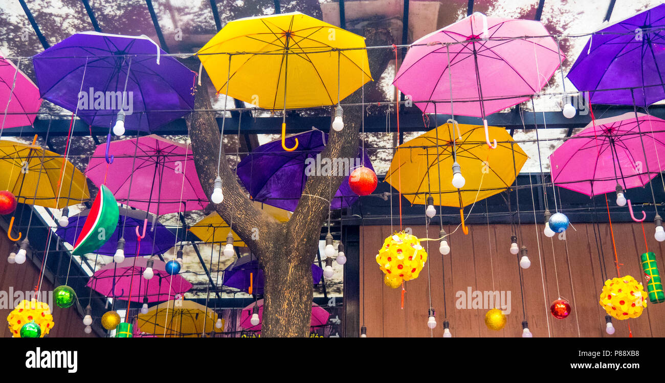 Kunst Installation von bunte Sonnenschirme in Ho Chi Minh City, Vietnam. Stockfoto