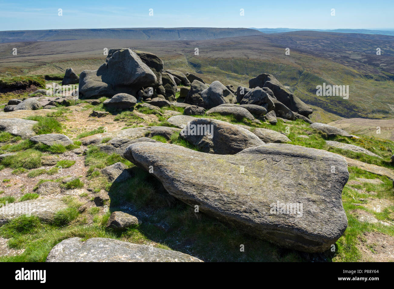 Die Kinder Scout Plateau aus höheren Haltbarkeit Steine auf dem Bleaklow Plateau über Glossop, Peak District, Derbyshire, England, UK. Stockfoto