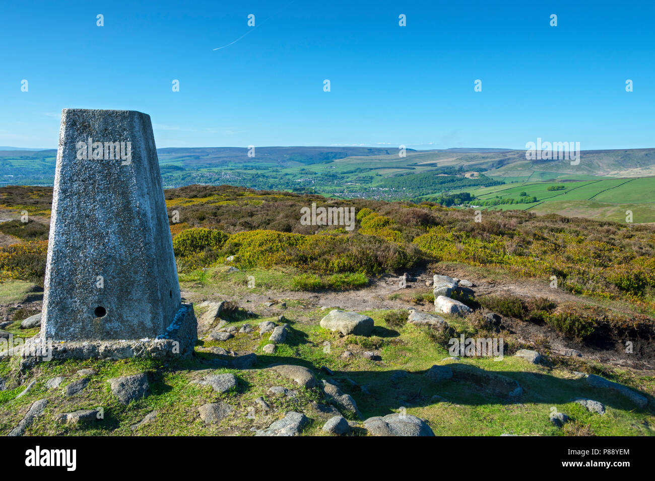 Die longdendale Mauren aus der trigonometrischen Punkt Chunal Moor, in der Nähe von Glossop, Peak District, Derbyshire, England, UK. Stockfoto