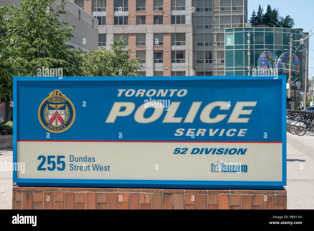 Zeichen außerhalb von Toronto Polizei 52 Division, einem langen Polizeistation in der Innenstadt von Toronto in Ontario in Kanada. Stockfoto
