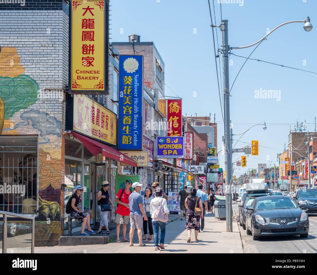 Toronto genießt eine große und lebendige chinesische Viertel Chinatown bekannt. Muss der Bezirk ist entlang der Dundas Street West in der Innenstadt gefunden. Stockfoto