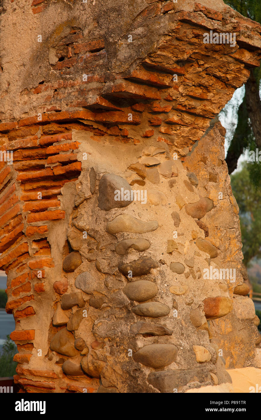 Alte Stein und Ziegel Detail aus der alten Mission Santa Ines in Solvang, Kalifornien. Stockfoto