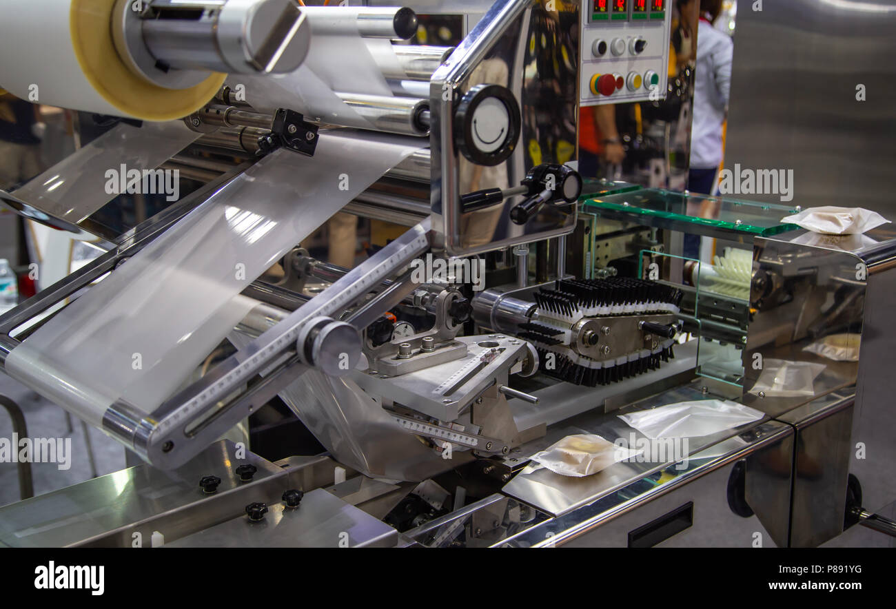 Kuchen Kunststoff Verpackungsmaschine auf Bäckerei Produktionslinie Stockfoto