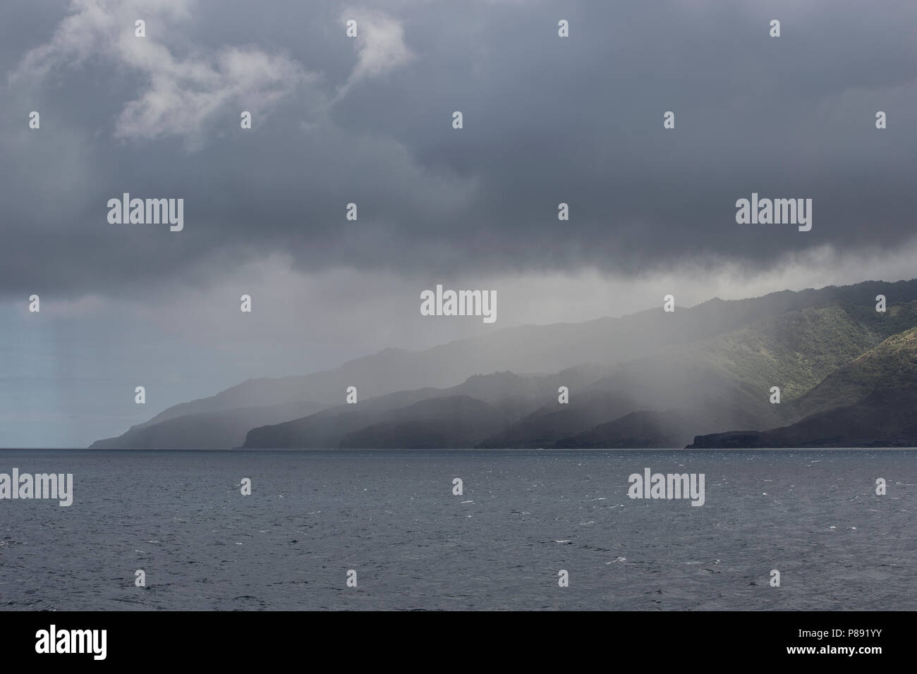 Regenwolken über Hiva OA Island, Französisch-Polynesien Stockfoto