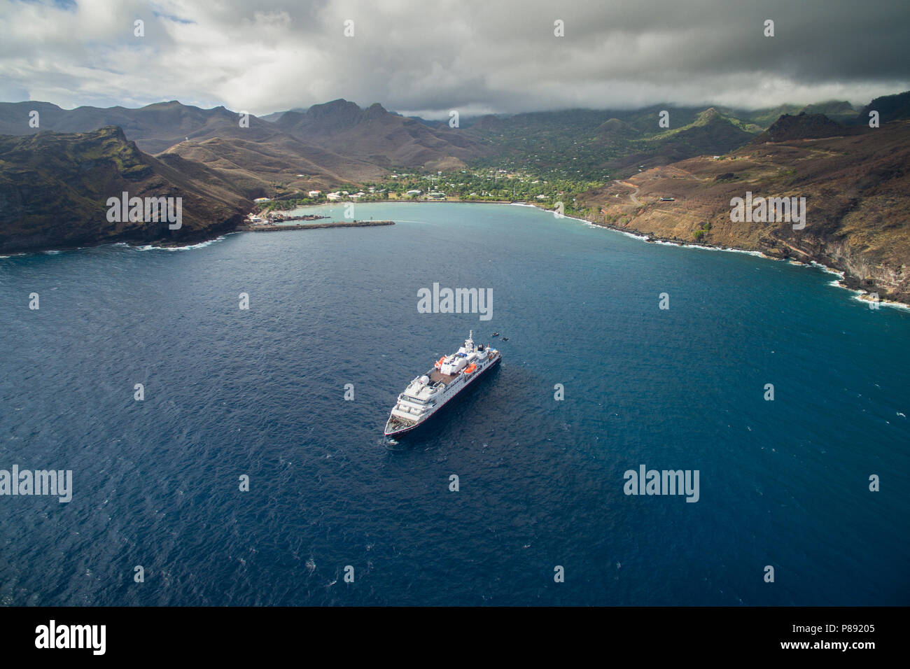 Ein Kreuzfahrtschiff in Ua Pou, Marquesas Inseln verankert Stockfoto