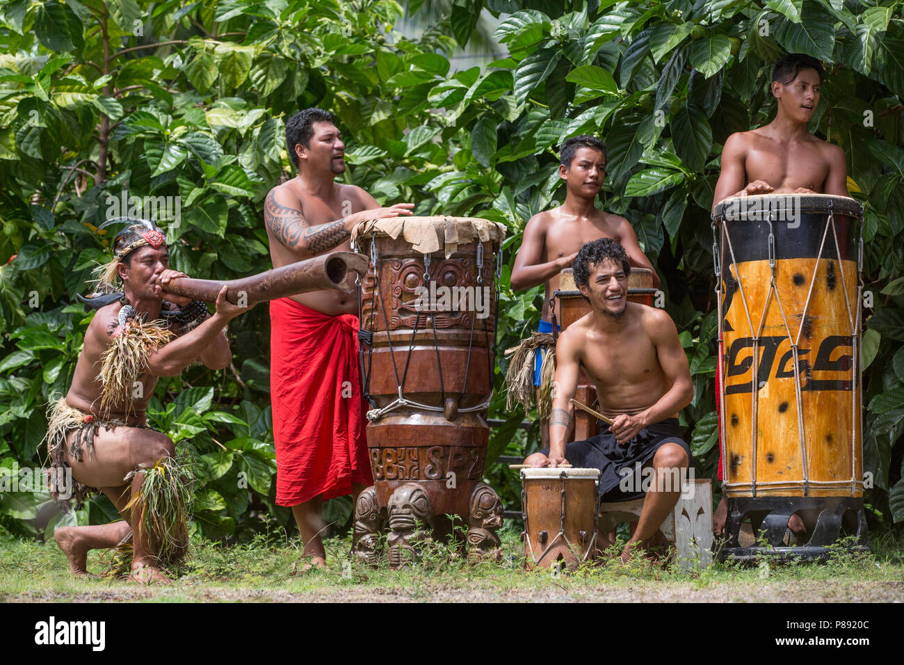 Männliche Trommler auf die Marquesas Inseln Stockfoto