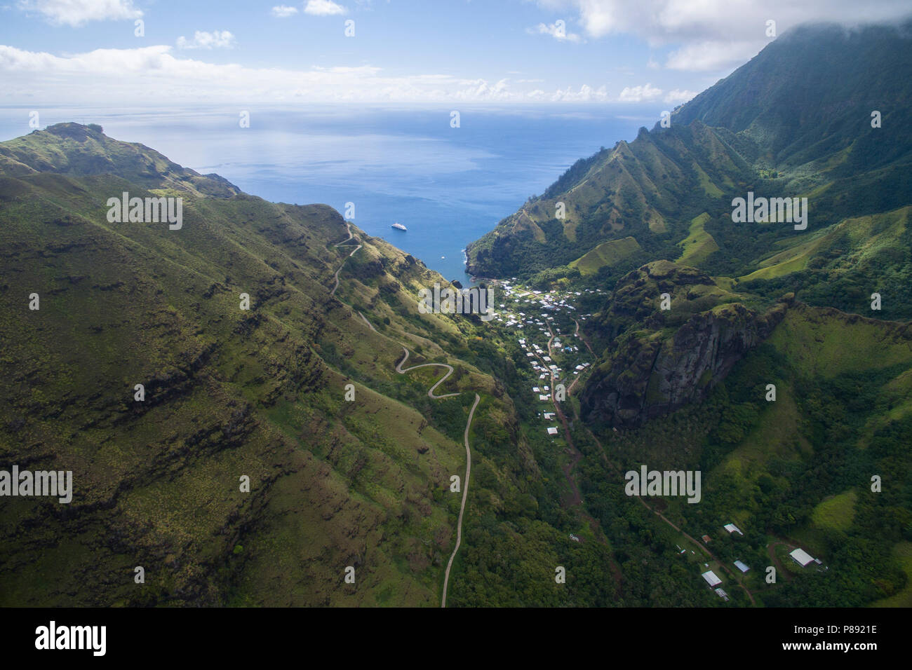 Luftaufnahme von Hana Vave Township, Fatu Hiva, Marquesas Stockfoto