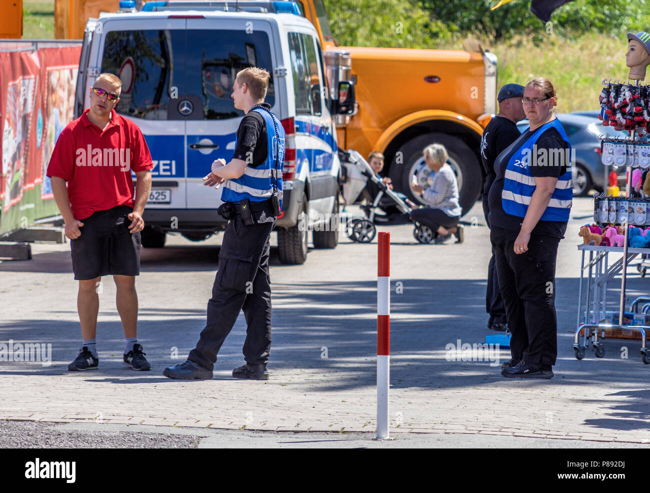 Hannover, Deutschland, Juli 7., 2018: Die Deutsche Polizei sichern Sie die Eingänge am Schießstand Festival Stockfoto