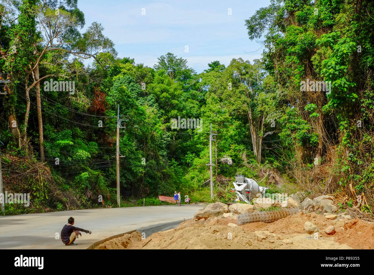 Bauarbeiter aus Myanmar sind neue Straßen zu bauen, durch den Dschungel in die Berge der thailändischen Insel Koh Phangan, Thailand Stockfoto