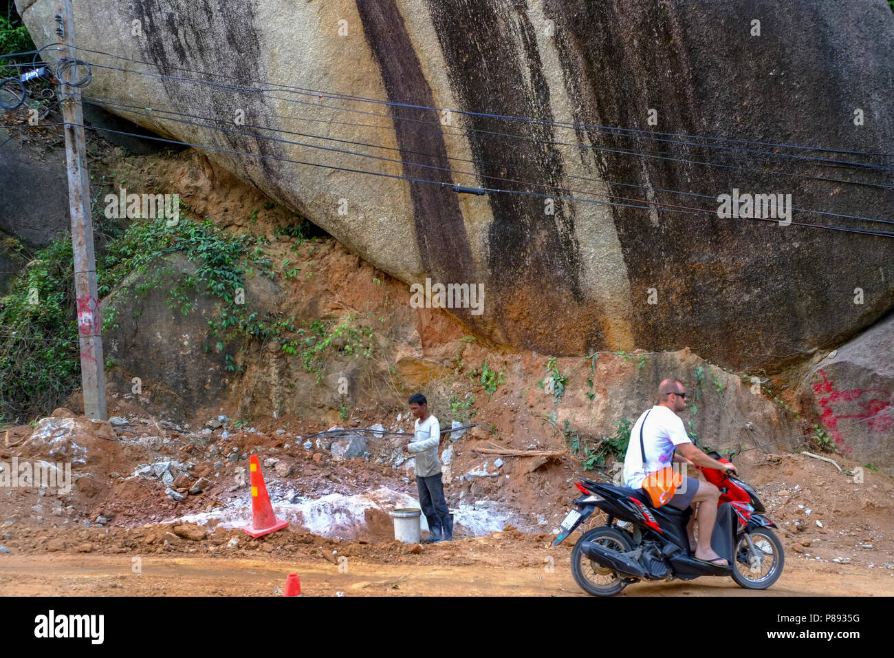 Bauarbeiter aus Myanmar sind neue Straßen zu bauen, durch den Dschungel in die Berge der thailändischen Insel Koh Phangan, Thailand Stockfoto