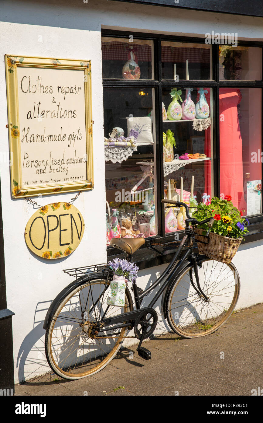 Großbritannien, Nordirland, Co Antrim, Carrickfergus, Lancasterian Street, Fahrradverleih des Werbung Misha Land Workshop Kurzwaren und textile crafts Shop Stockfoto