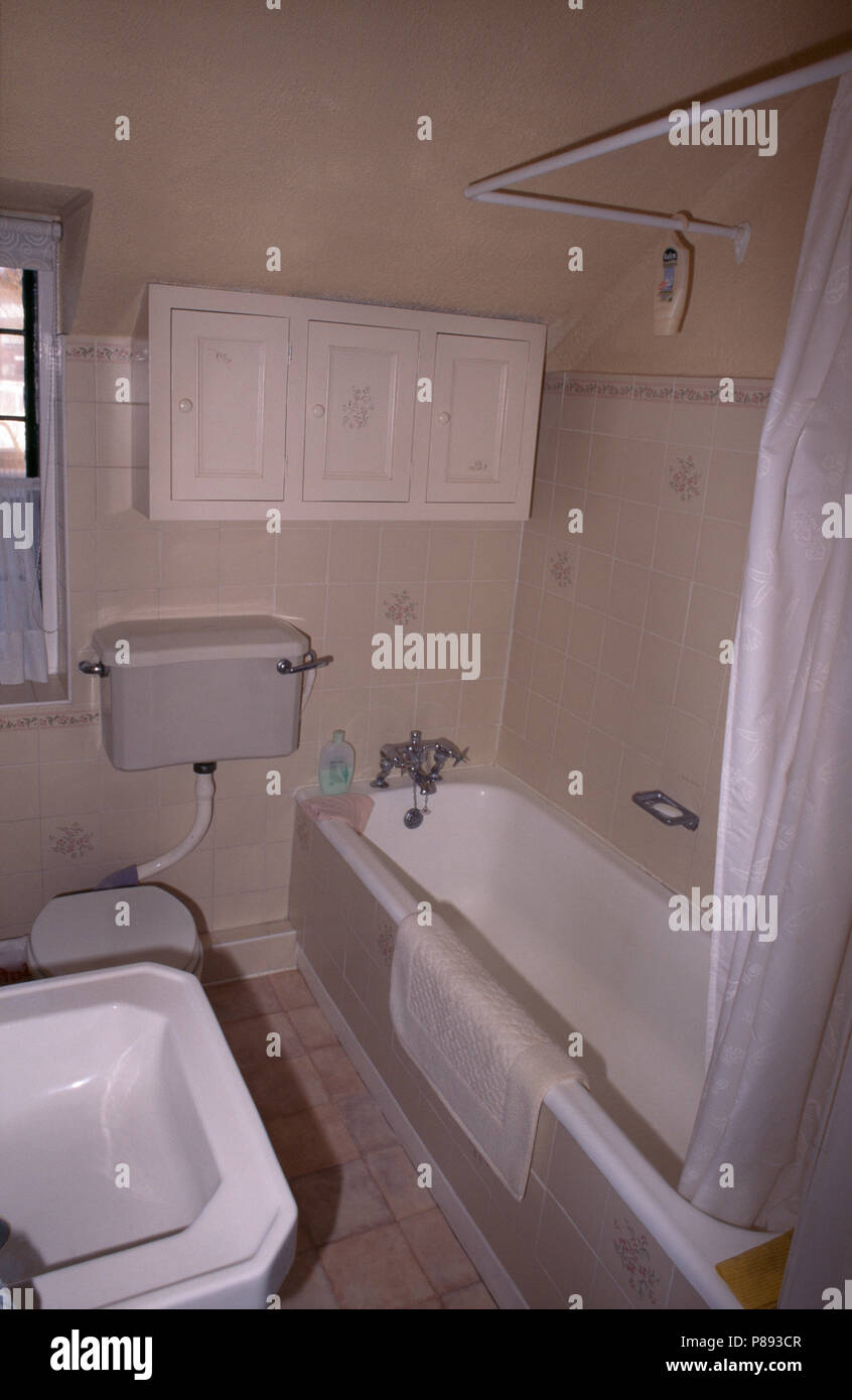 Dusche Schiene oben Badewanne im Badezimmer vor der Renovierung  Stockfotografie - Alamy