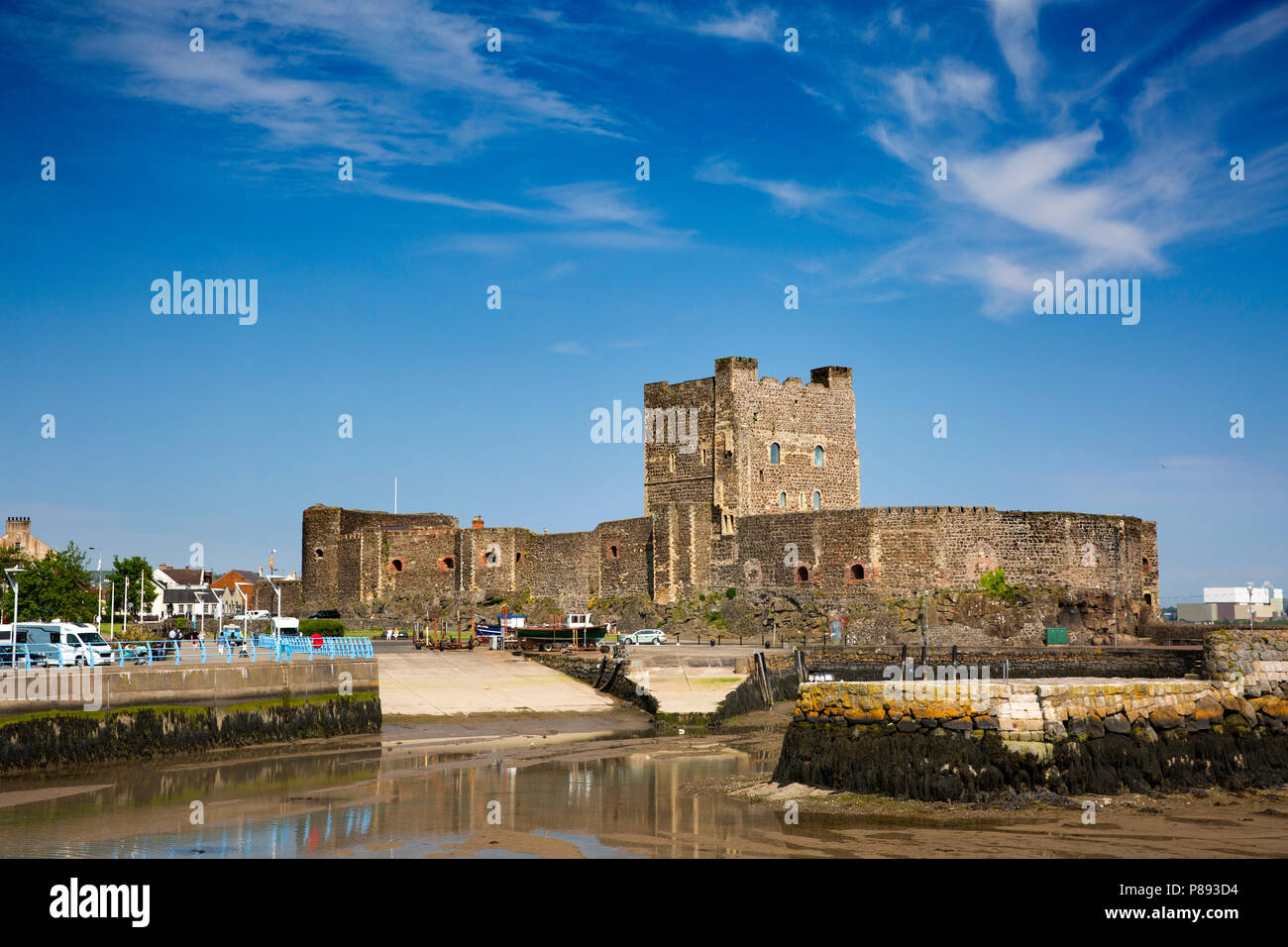 Großbritannien, Nordirland, Co Antrim, Carrickfergus, normannische Burg aus über den Hafen bei Ebbe Stockfoto