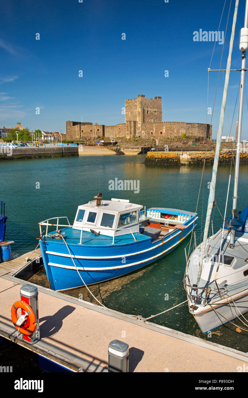 Großbritannien, Nordirland, Co Antrim, Carrickfergus, normannische Burg aus über den Hafen bei Flut Stockfoto