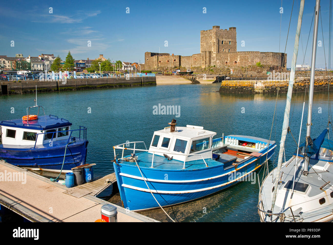 Großbritannien, Nordirland, Co Antrim, Carrickfergus, normannische Burg aus über den Hafen bei Flut Stockfoto