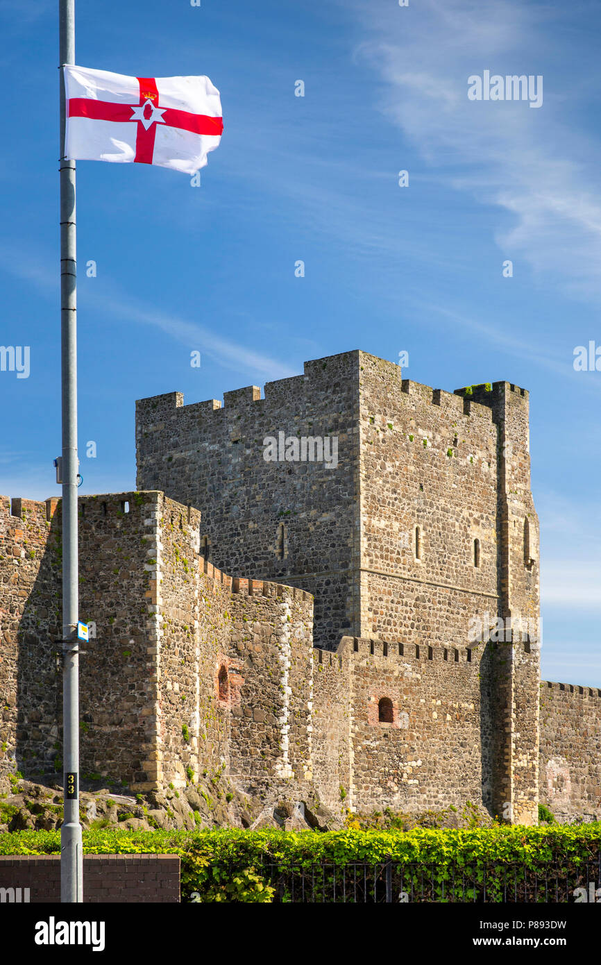 Großbritannien, Nordirland, Co Antrim, Carrickfergus, Flagge von Ulster neben normannischen Burg fliegen Stockfoto