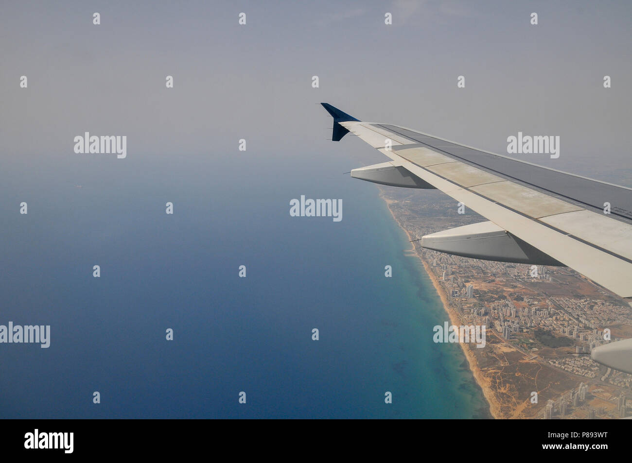 Fliegen über den israelischen Küste in einem Ansatz zum Flughafen Ben Gurion, Israel Stockfoto