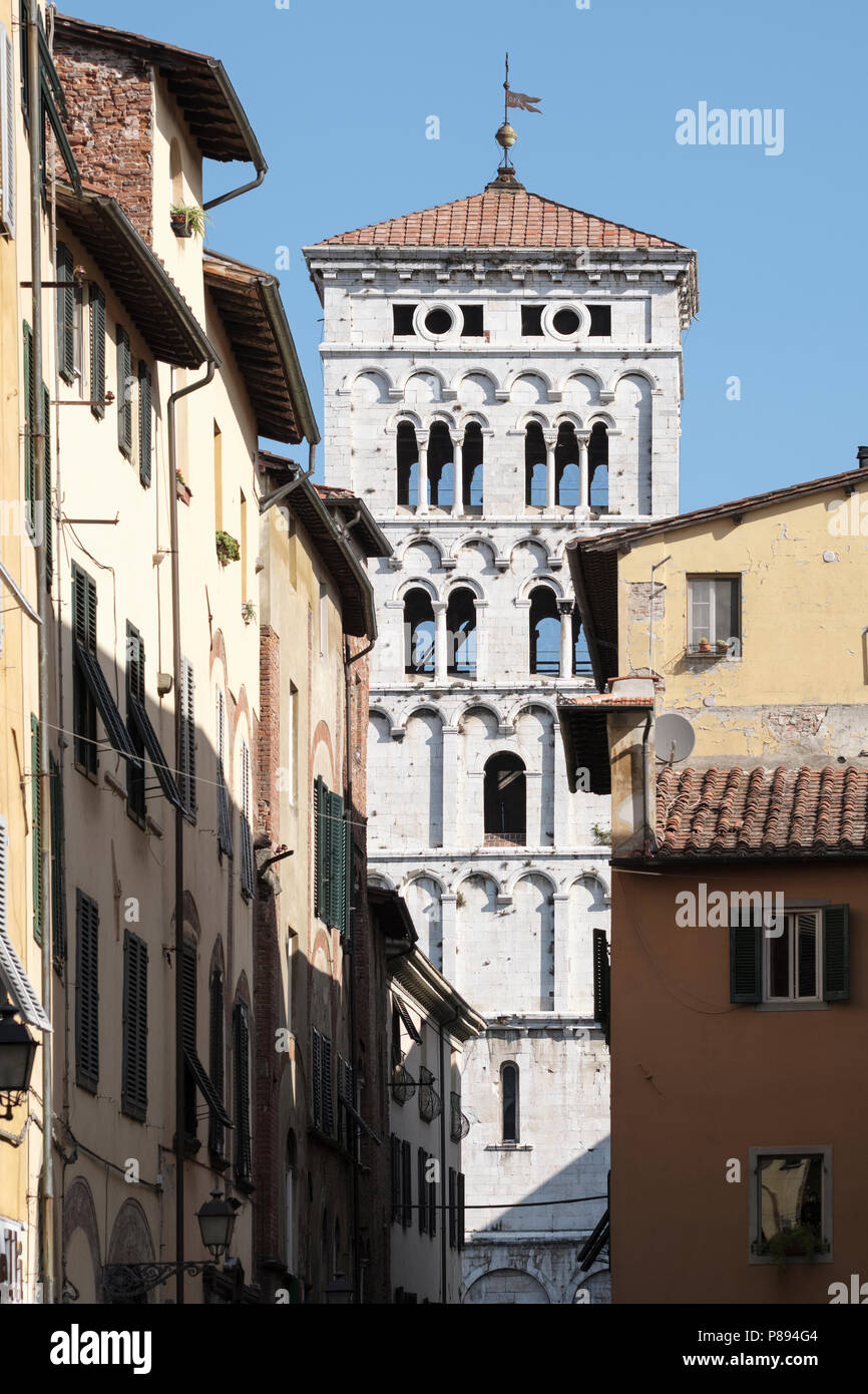 Campanile, Glockenturm der Chiesa di San Michele in Foro, Kirche San Michele in Foro, Lucca, Toskana, Italien, Europa, Stockfoto