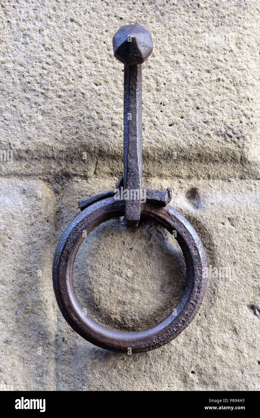 Altes Eisen Pferd binden oder halteband Ring auf der Straße Wall, alte Stadt Lucca, Toskana, Italien, Europa, Stockfoto