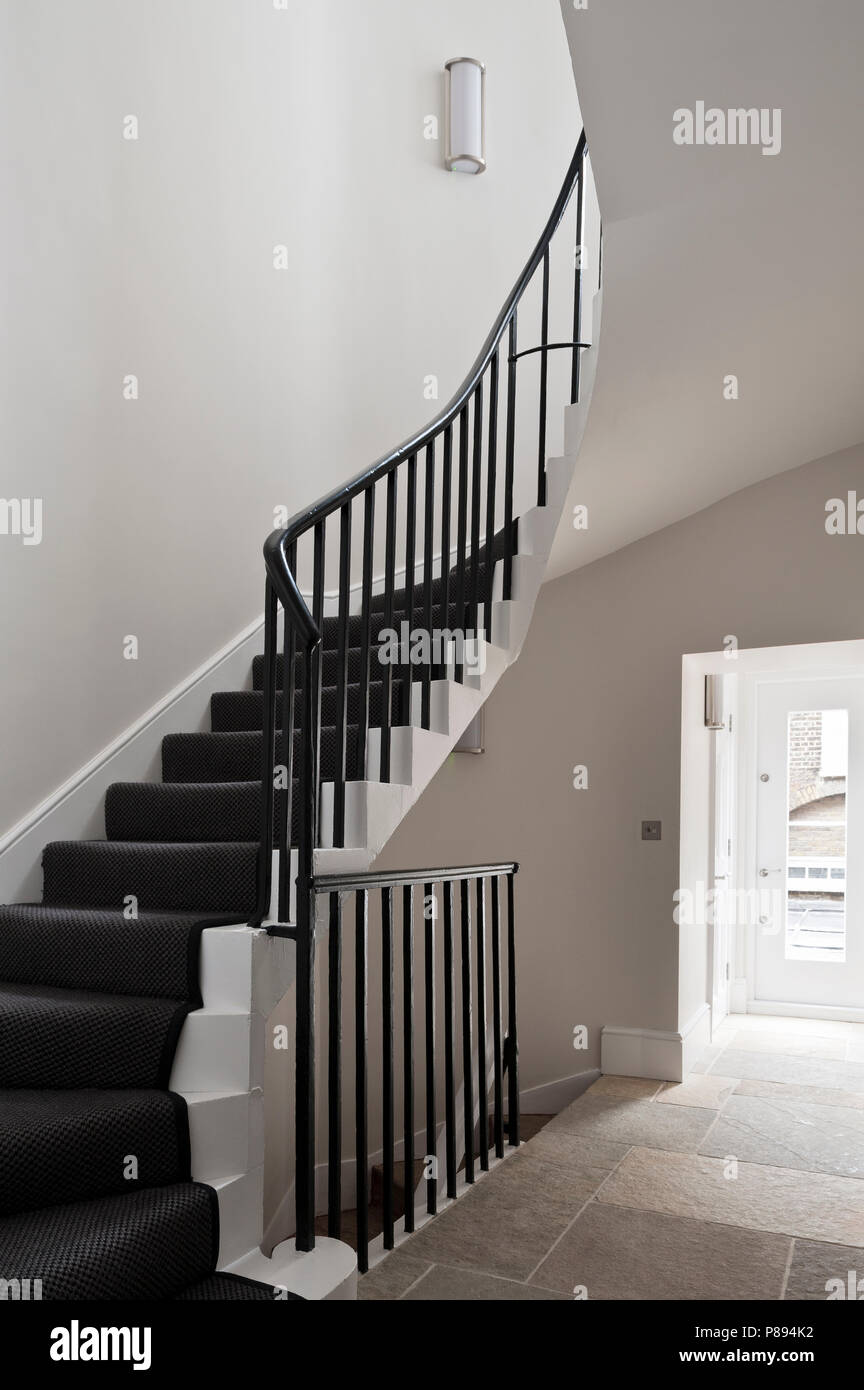 Treppe im minimalistischen Flur Stockfoto