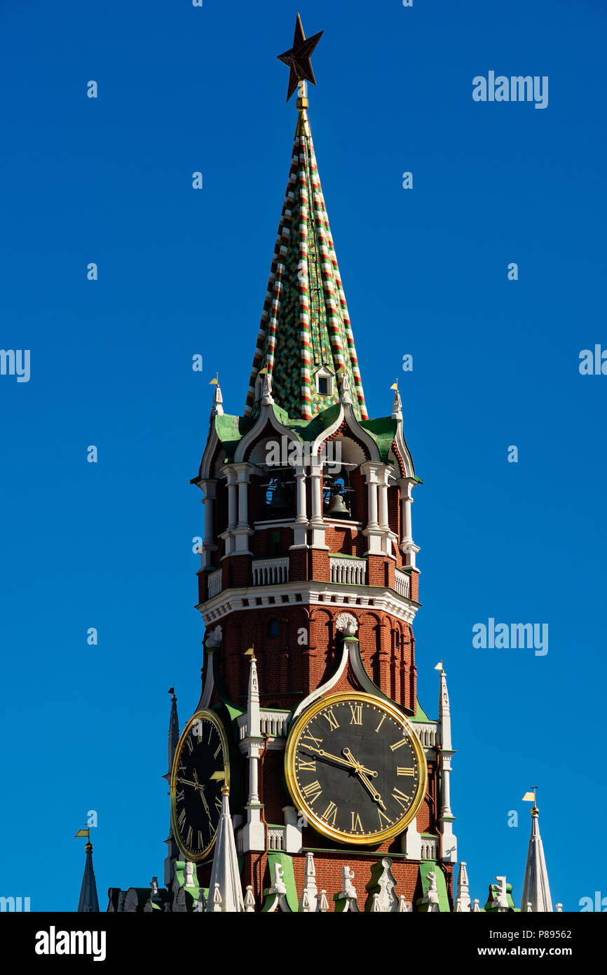 Spasskaja - spassky oder der Erlöser Turm - der Hauptturm des Moskauer Kreml - vor dem Hintergrund der klaren blauen Himmel. Große Glockenspiel und die Red Ruby sta Stockfoto
