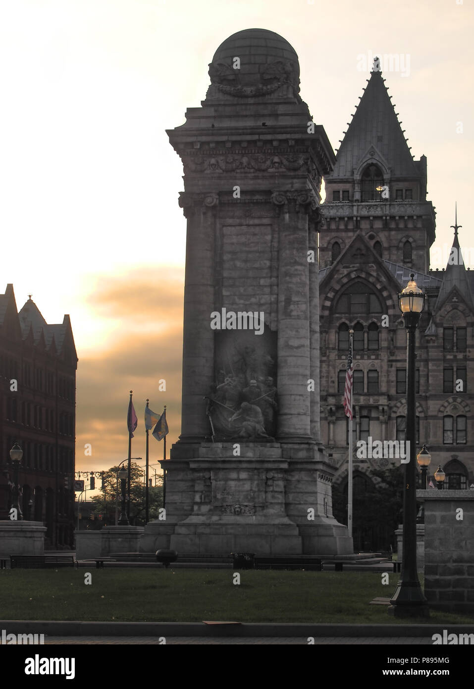 In Syracuse, New York, USA. Juni 29, 2018. Der Soldat und Sailors Monument in Clinton Square in Downtown Syracuse, NY, vor Sonnenaufgang Stockfoto