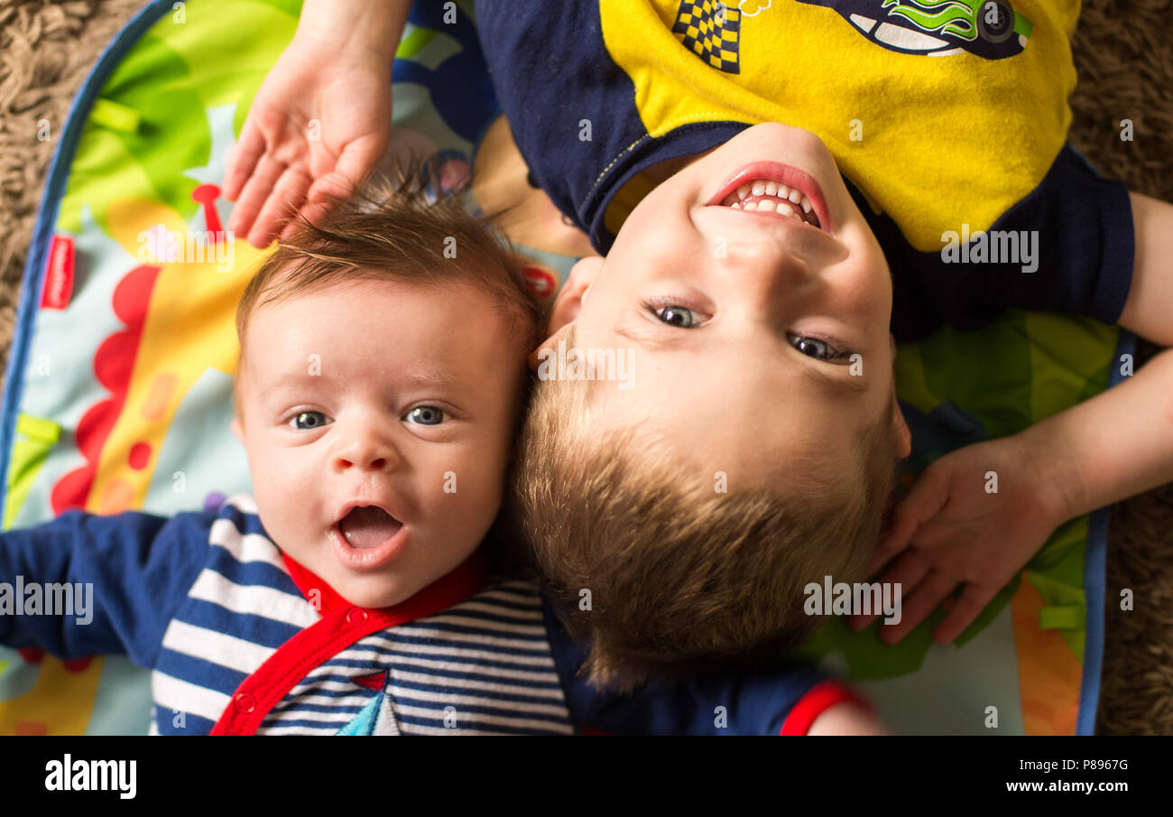 Lächelnd glücklich Brüder 3 Monate alten Baby Boy und 3 Jahre alten Jungen Stockfoto