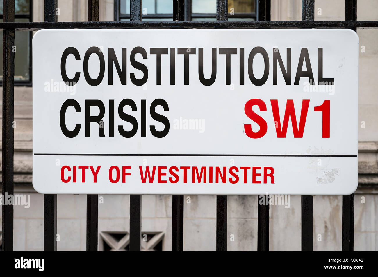 Street Sign verändert "konstitutionelle Krise" aus Protest gegen das Brexit außerhalb Houses of Parliament in London, UK lesen Stockfoto