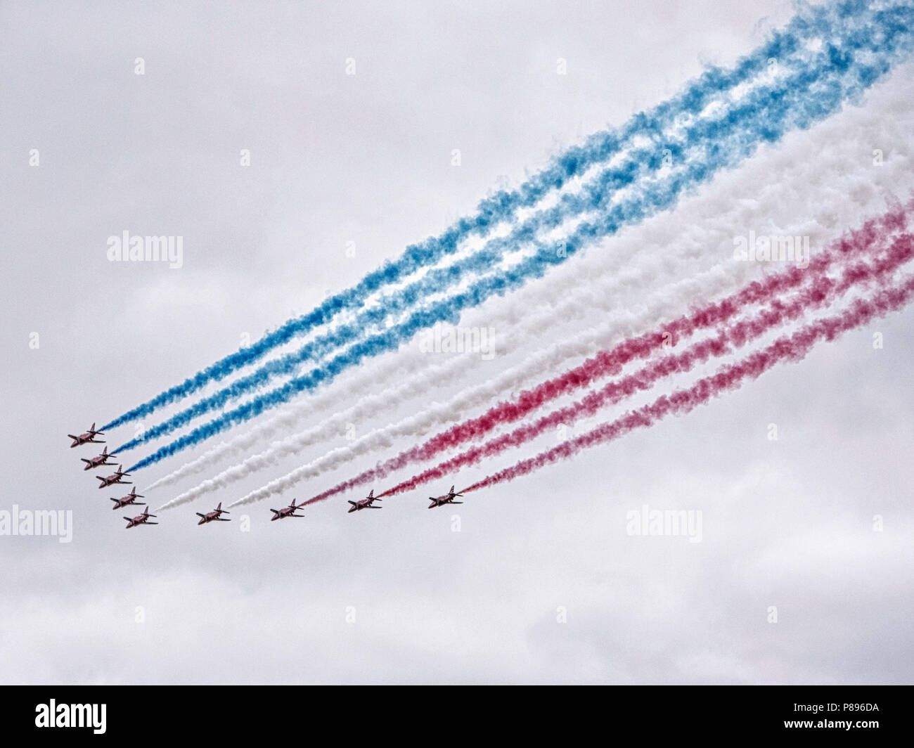 RAF 100 pass Fliegen. Rote Pfeile Stockfoto