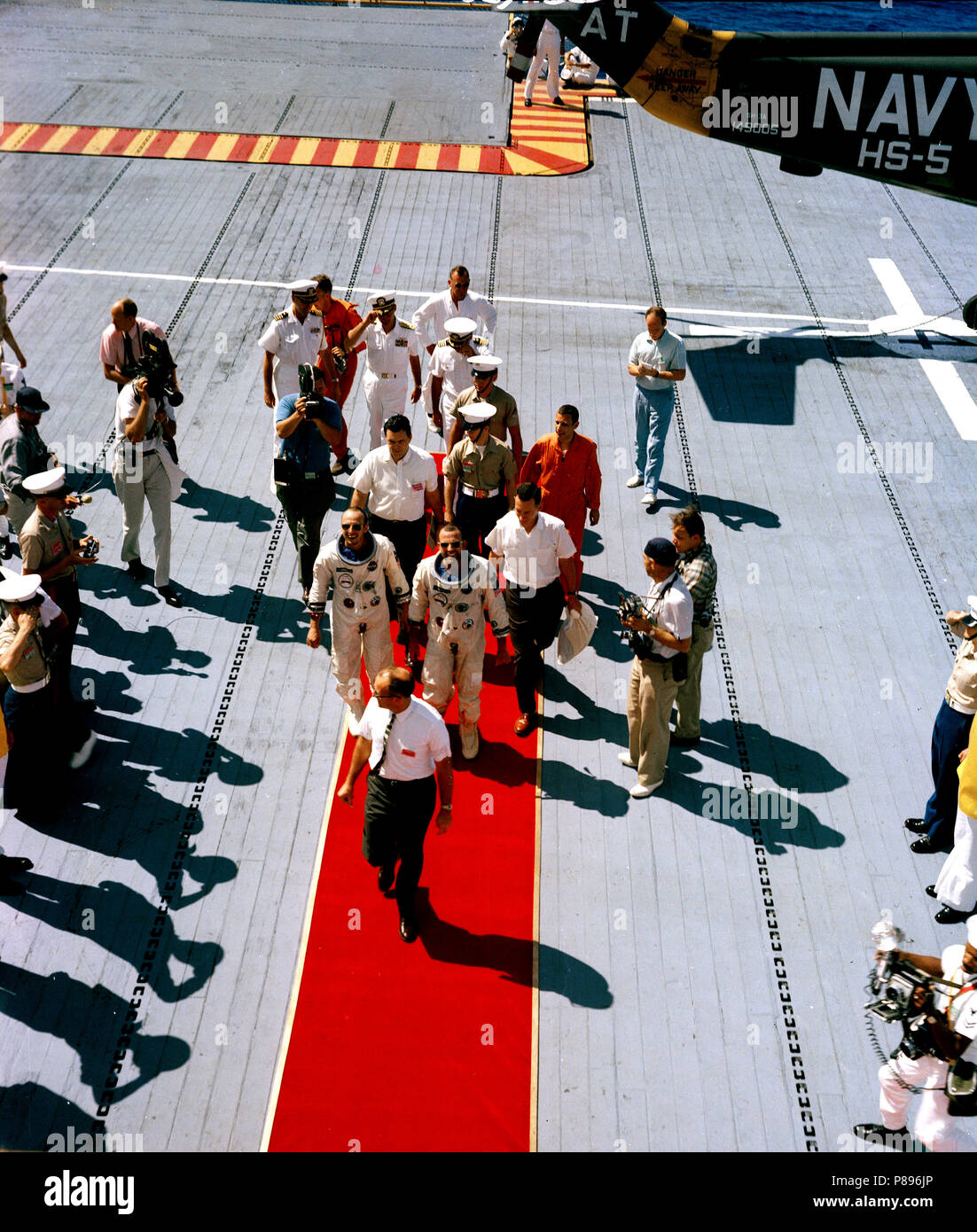 Astronauten L. Gordon Cooper Jr. (rechts Mitte), 5 Gemini-Titan und Charles Conrad jr., Pilot, erhalten einen roten Teppich Willkommen Wie kommen Sie an Bord der Flugzeugträger USS Lake Champlian Stockfoto