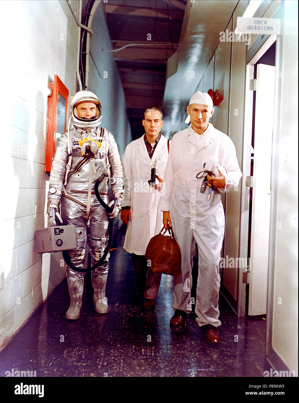 Astronaut John Glenn, jr., Dr. William Douglas, Astronauten Flug Chirurg und Spezialist Joe Schmitt Besatzung verlassen vor Mercury-Atlas 6 (MA-6) Mission Stockfoto