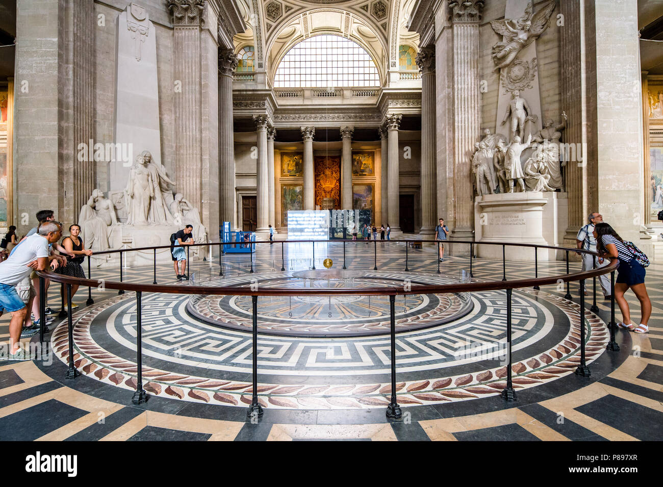 Foucaults Pendel, die sich unter der zentralen Kuppel des Pantheon in Paris, Frankreich Stockfoto